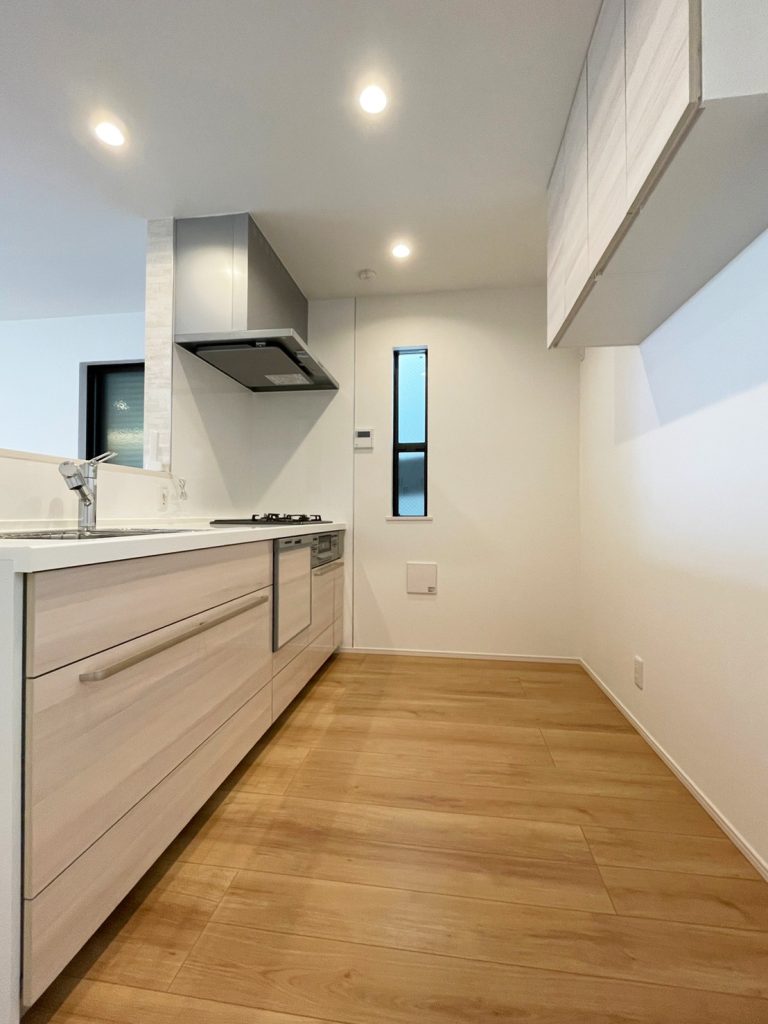 画像：白い木目のキッチン。鏡面調のため高級感のある仕様です！