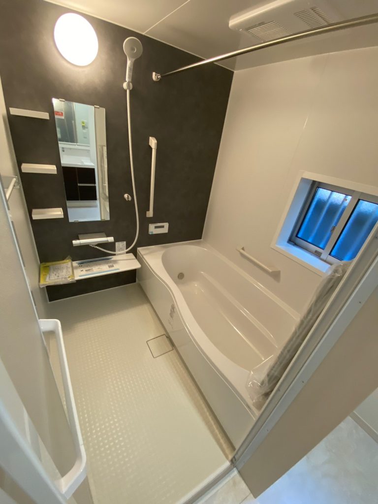 画像：1坪タイプの心地のいい浴室は、足を伸ばしてくつろげるゆとりある広さ。雨の日に活躍する浴室乾燥機付き。