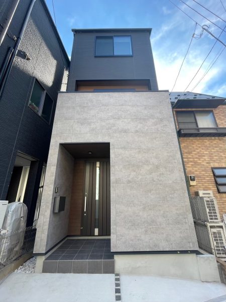 画像:ストーン調×木目が絶妙に調和した都心に佇む1邸