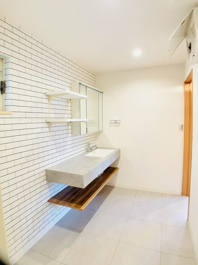 画像:明るく清潔な白を基調とした洗面台で、朝の支度が気持ちよく整います。