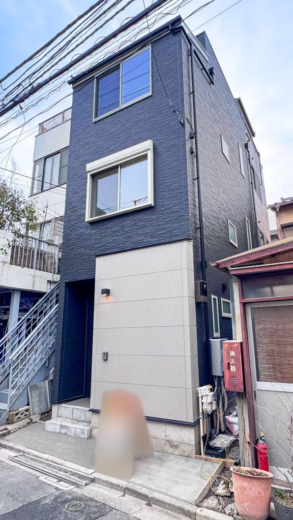 画像:ネイビー×ホワイトの洗練されたコントラスト