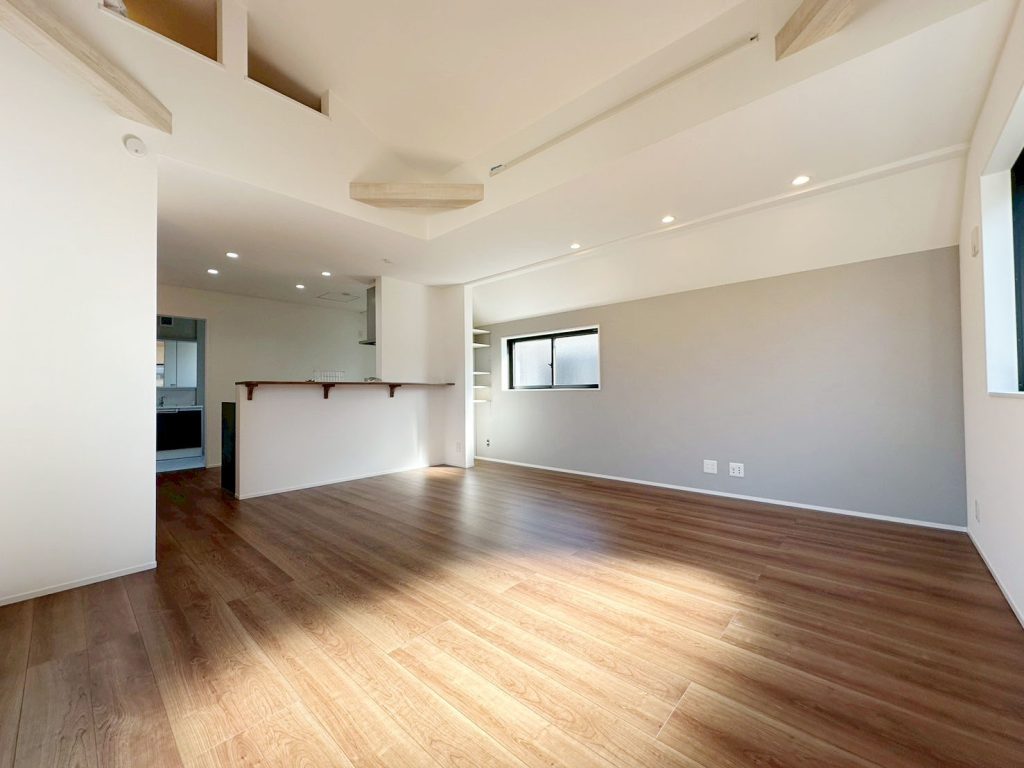 画像:18.7帖の広々LDK。家族団らんや来客時も快適に過ごせるゆとりある広さ