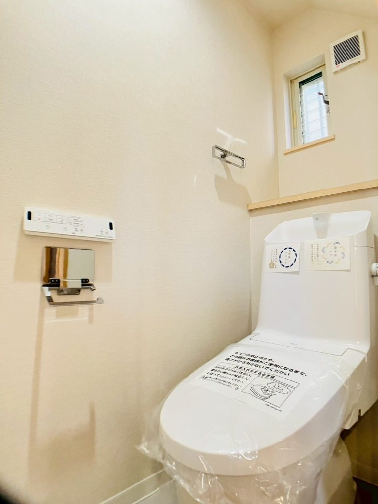 画像:節水省エネ仕様シャワートイレ採用。