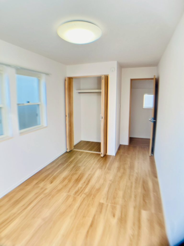 画像:家具を選ばないナチュラルな色合いのフローリング。