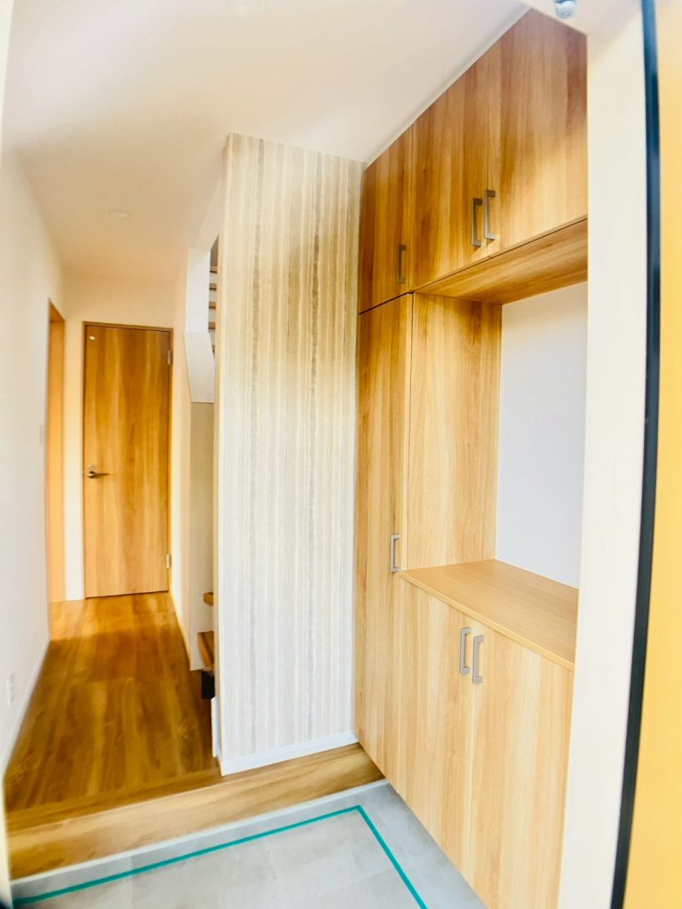 画像:天井が高く、広がりと開放感を感じる玄関。