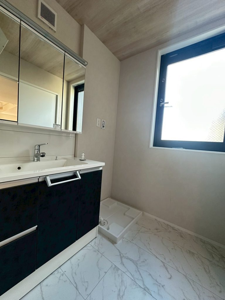 画像:三面鏡の洗面台は収納力抜群