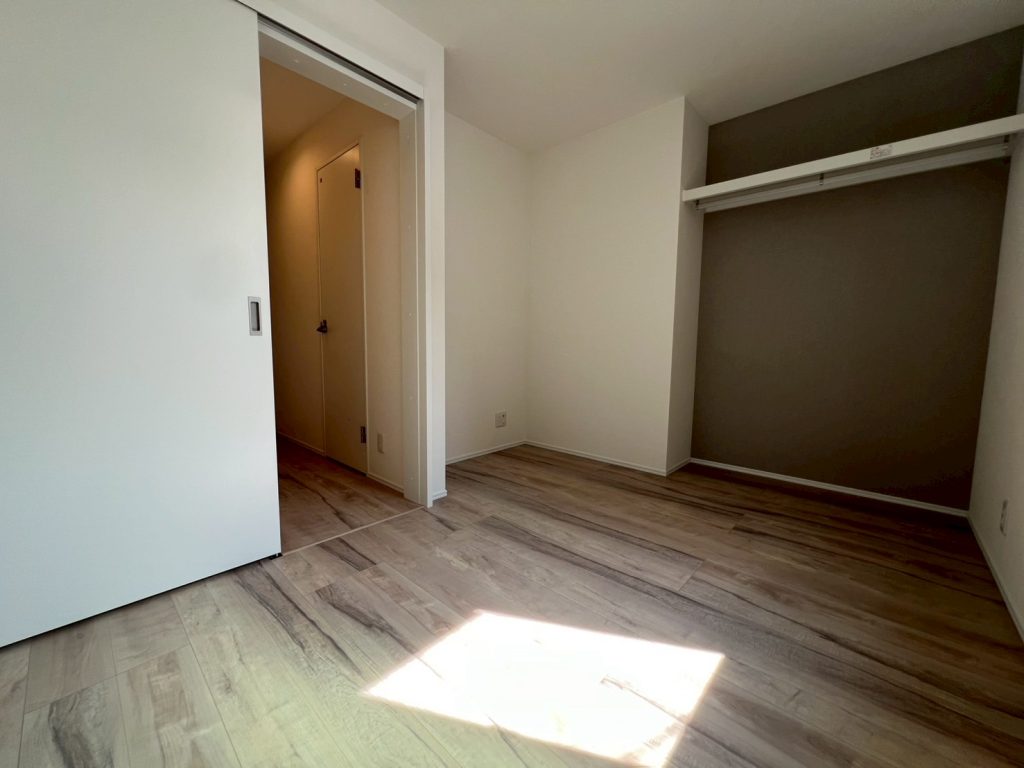 画像:アクセントクロスが映える、落ち着きのある空間