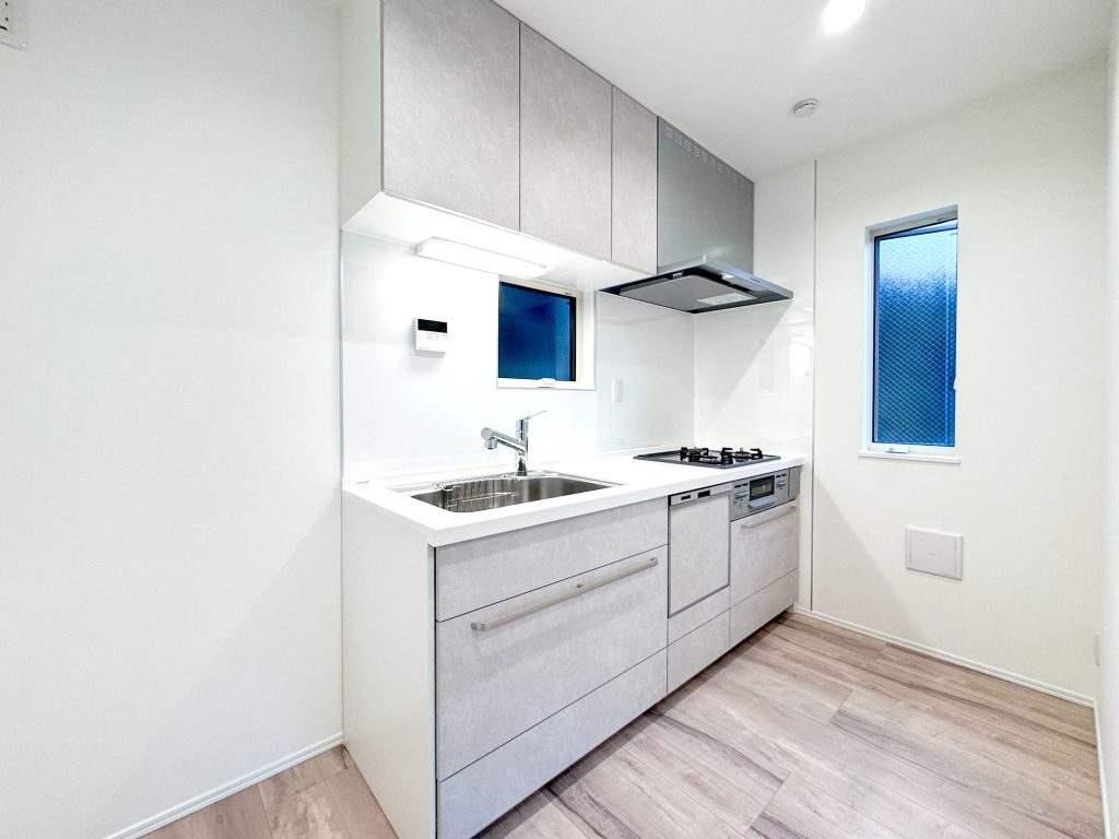 画像:キッチンは吊戸付きで収納充実