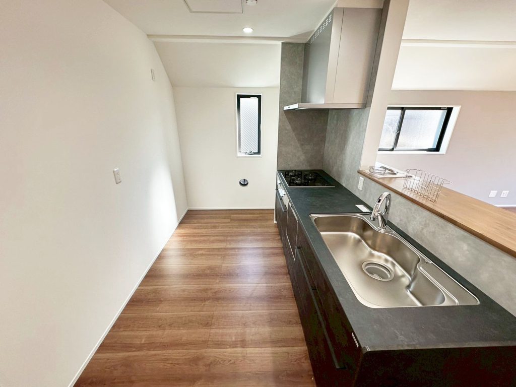 画像:カウンターキッチンで配膳や片付けの導線もスムーズに。毎日の家事がより快適になります。