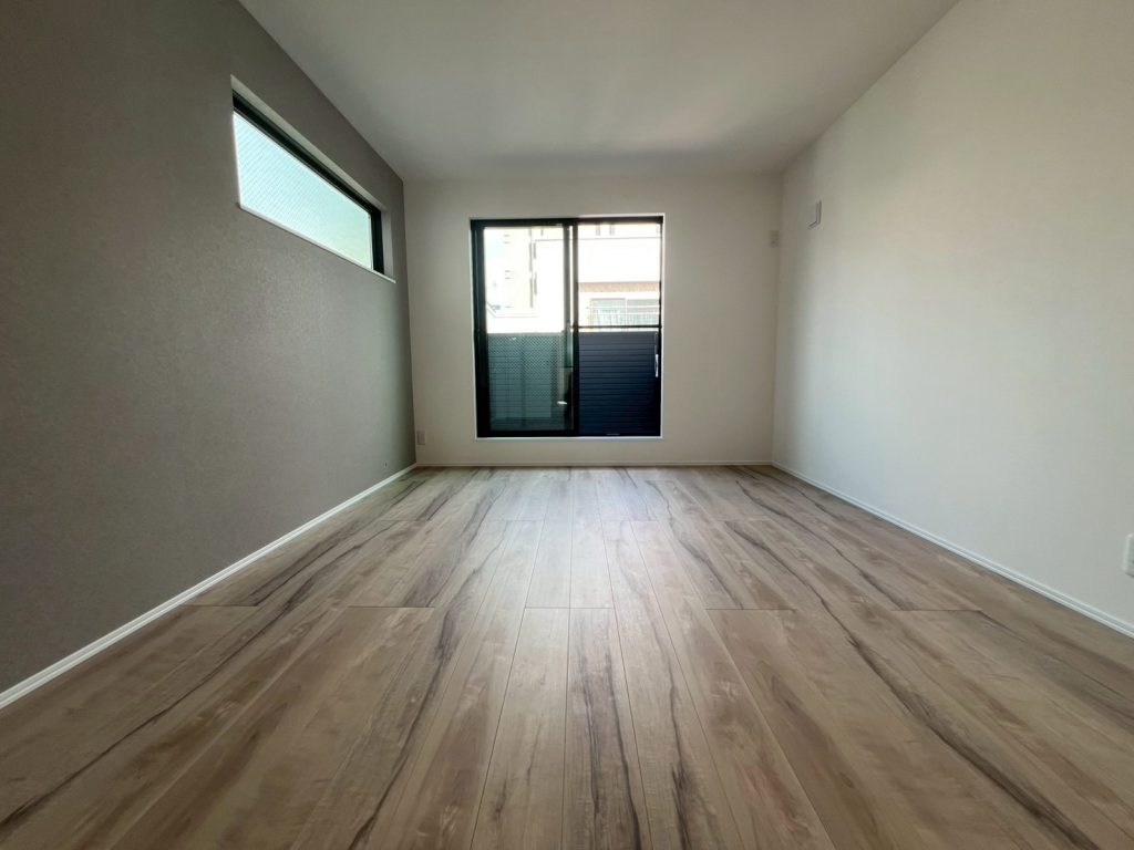 画像:自然光が心地よく差し込む、明るい洋室