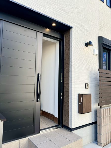 画像：陽光あふれる、角地の開放邸宅🌞