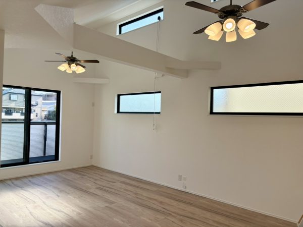 画像：暮らしを引き立てる、ホワイト×ウッドの優しいシンプルデザイン🤍