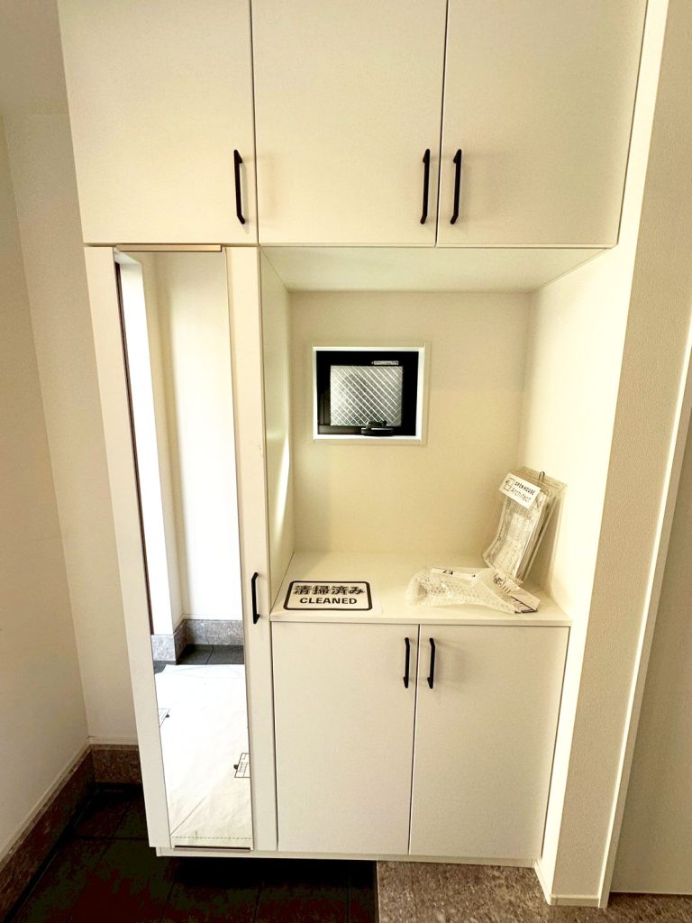 画像:ライトカラーの壁・収納・床材が光を柔らかく反射し、広く見える明るい印象