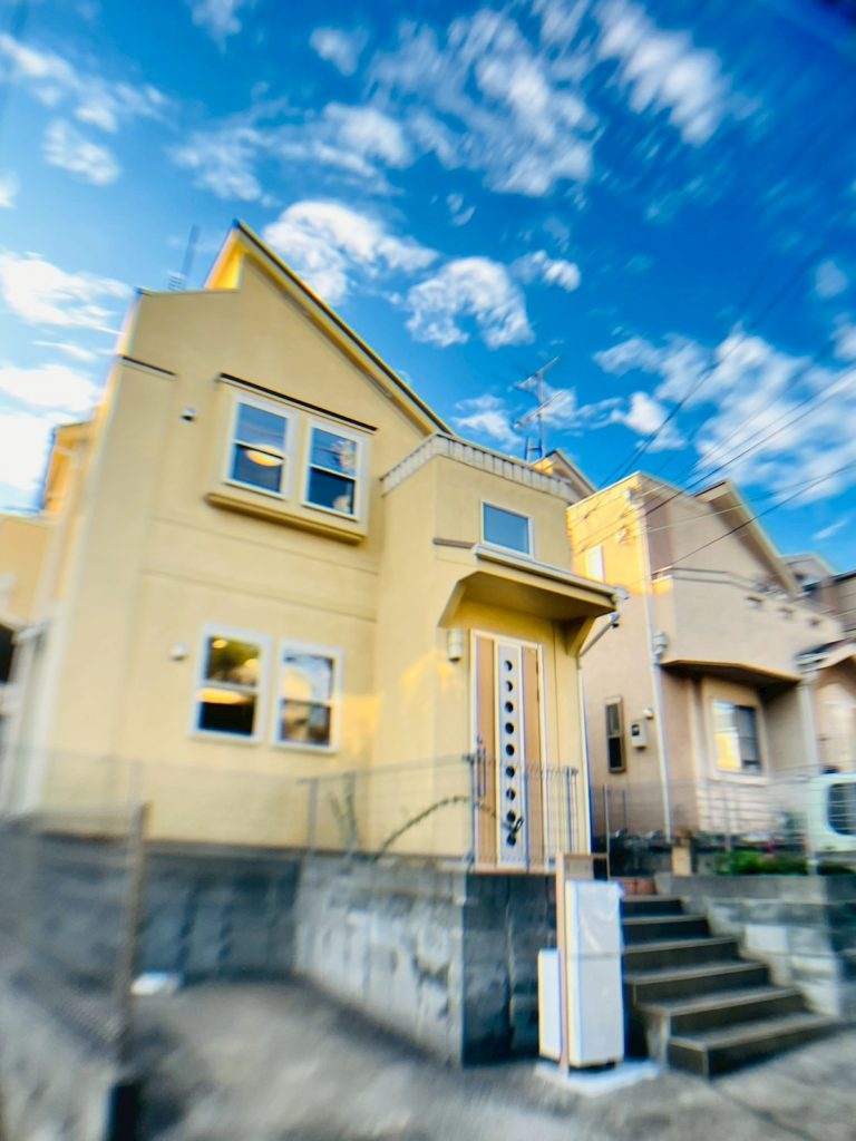 画像:どんな季節でも温もりを感じられる、クリーム色が映える家。