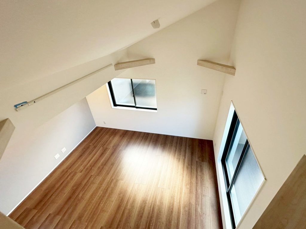 画像:南向きバルコニーから光が差し込み、リビング全体が明るい空間に。