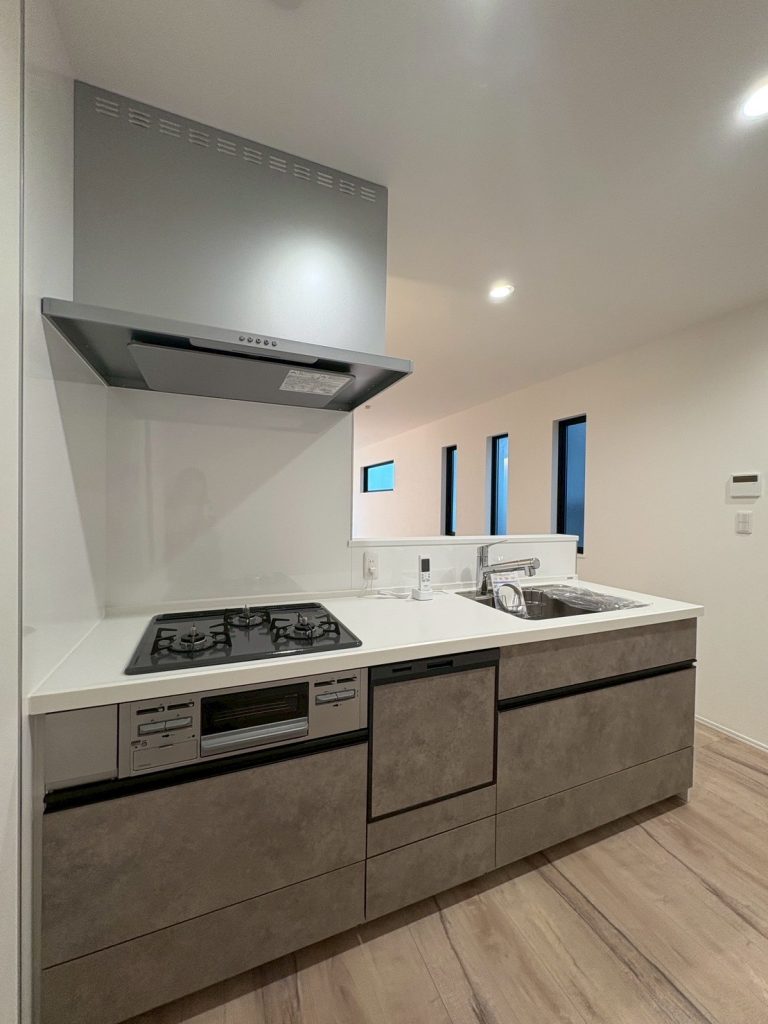 画像:収納豊富な吊戸棚付きで、使い勝手とデザインを両立