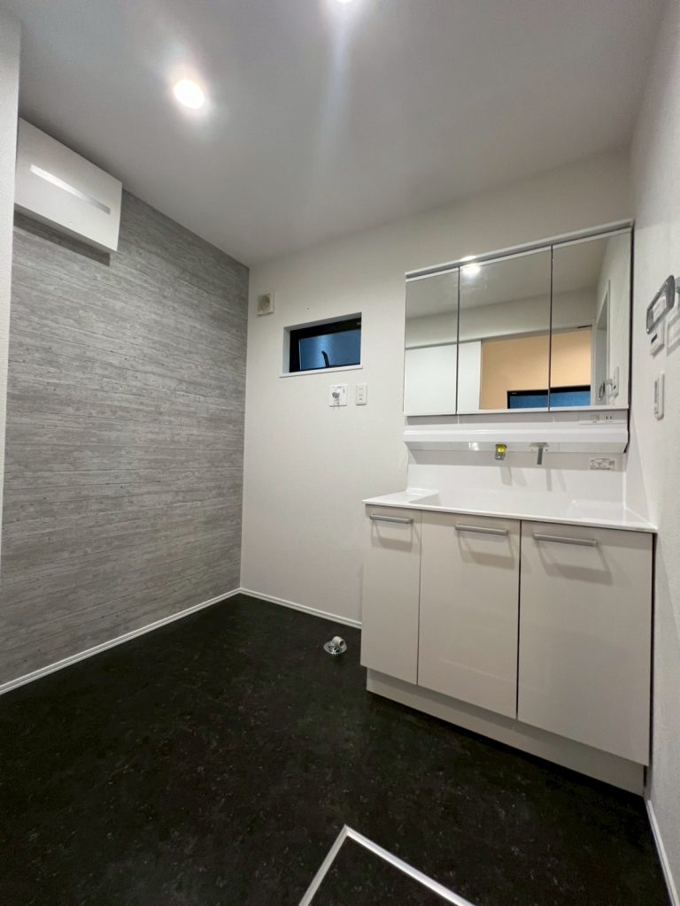 画像:石目調アクセントクロスが高級感を演出