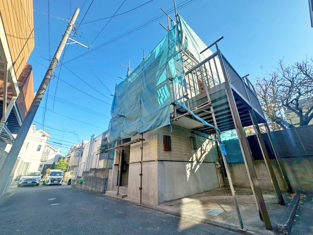 画像:前面道路は約3.9m!駐車が苦手な方にも安心の幅員です。