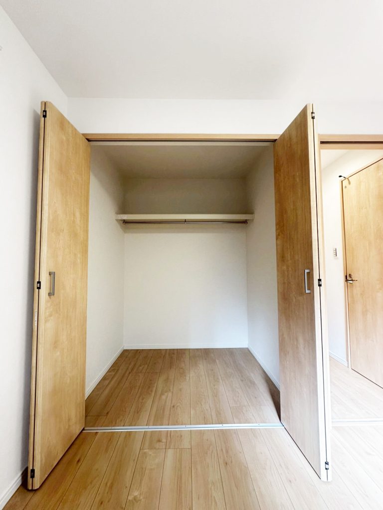 画像:しっかり収納できるクローゼット。季節物や衣類もまとめて収まります。