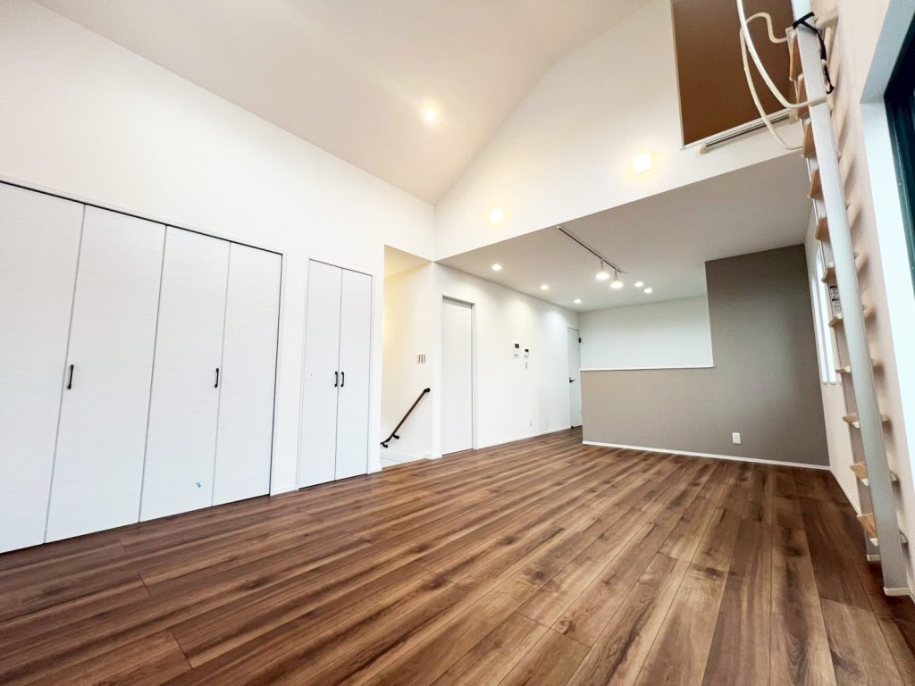 画像:18帖の広さのLDK!天井が高く開放感がございます!