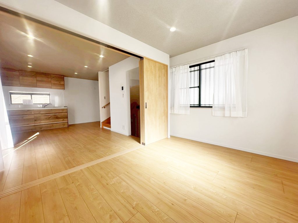 画像:家族が自然と集まるLDK。家具配置もしやすい、使い勝手の良い空間です。 仕切らず使うと約14.8帖の空間になります。