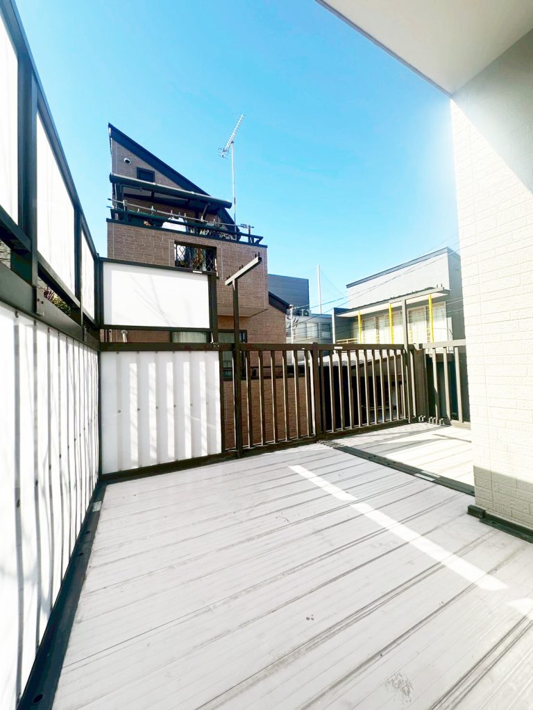 画像:洗濯物がよく乾く2階バルコニー。プライバシーも確保しやすい位置です。LDK空間から行き来しやすい配置です。