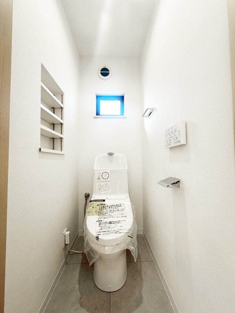 画像:収納棚付きで、トイレットペーパーや掃除用品もすっきり片付きます。