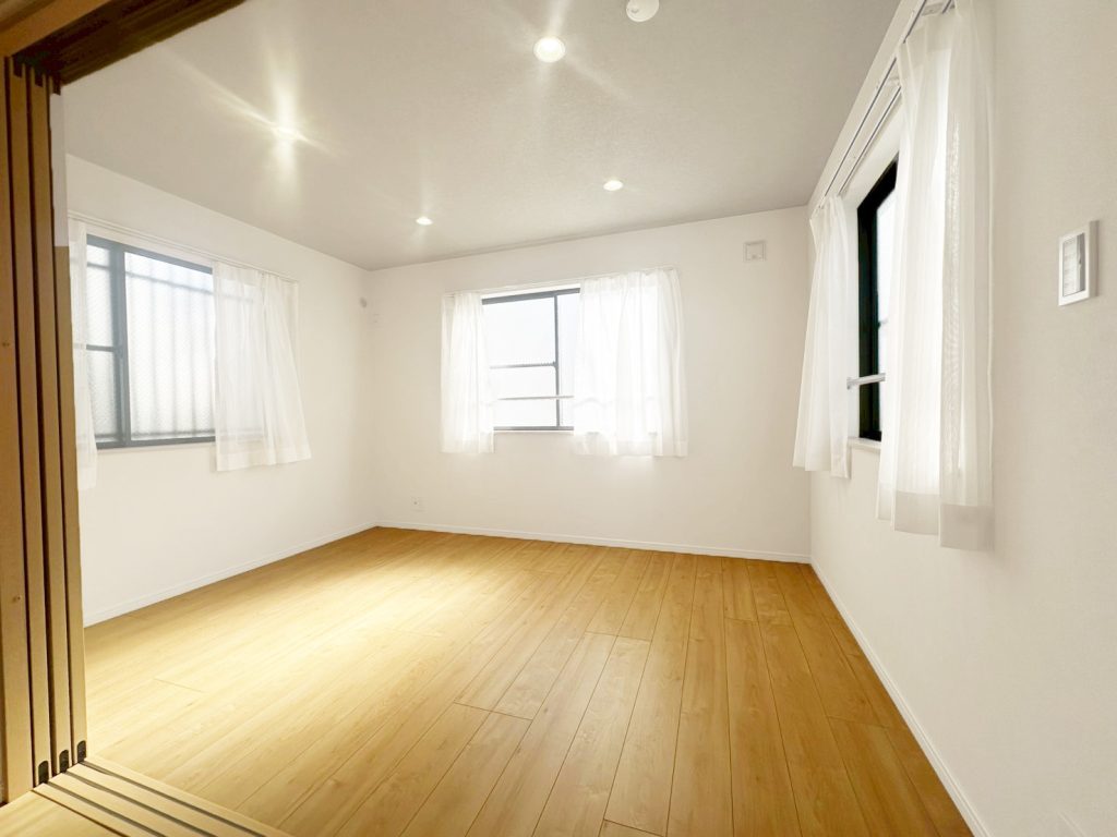 画像:大きな窓から光が入る明るいLDK。日中は照明いらずで過ごせます。