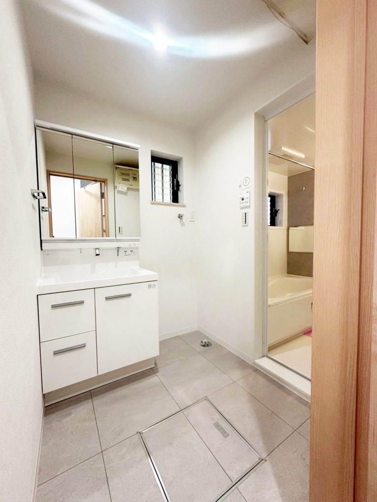 画像:朝の身支度がスムーズな独立洗面台。脱衣スペースもゆとりがあります。