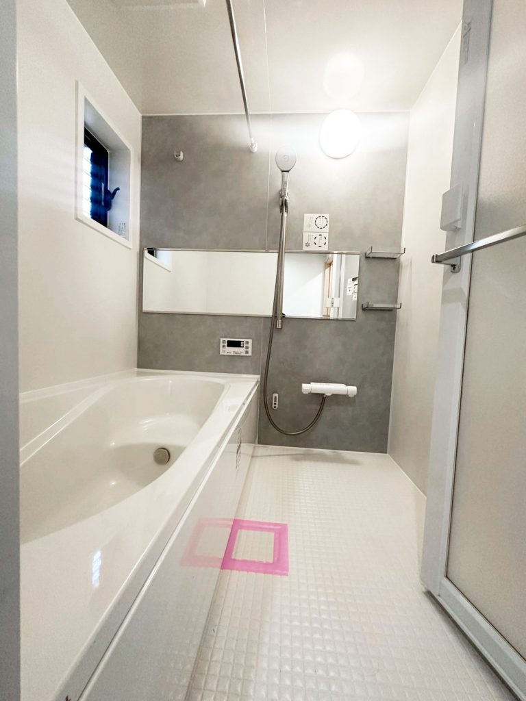 画像:一日の疲れをゆっくり癒せる浴室。お子さまとの入浴にも使いやすい広さ。追い炊き、浴室乾燥機付きです