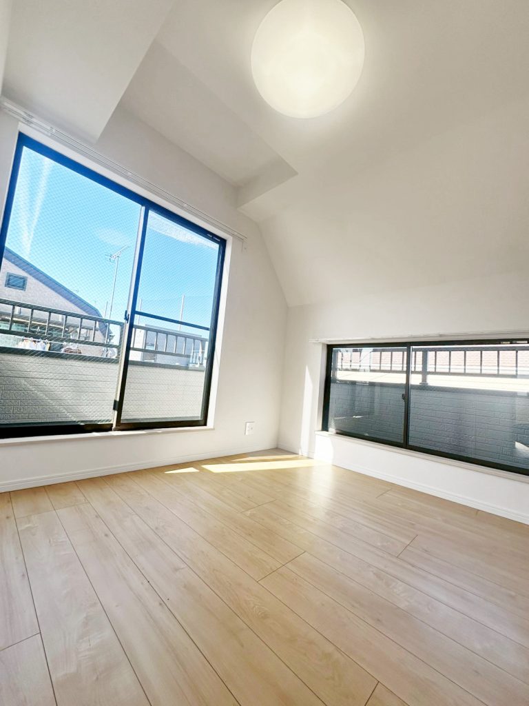 画像:大きな窓から光が入る明るい洋室。寝室や子ども部屋にもおすすめです。