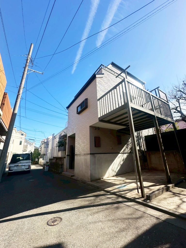 画像:前面道路の様子。交通量が少なく、車の出し入れや歩行も安心です。