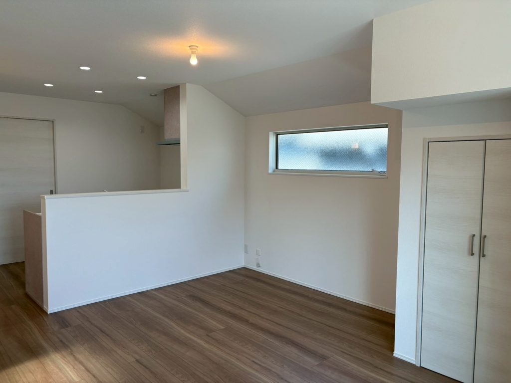 画像:【施工例】(LDK) 南側道路からの採光で明るいLDK