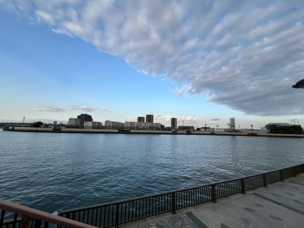画像:近くには散歩のできる中川があり、ロケーション良し♪