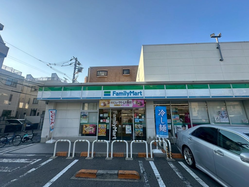 画像:ファミリーマート 世田谷二丁目店まで236m
